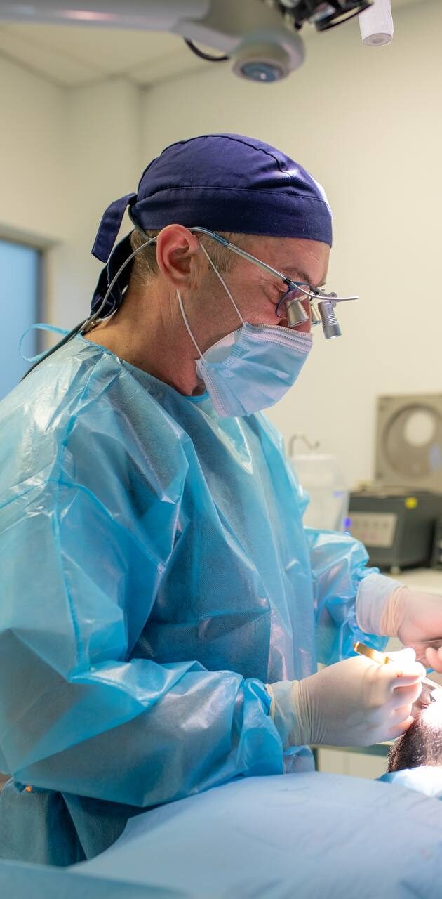 Equipo médico de clínica dental en Navalcarnero durante un tratamiento